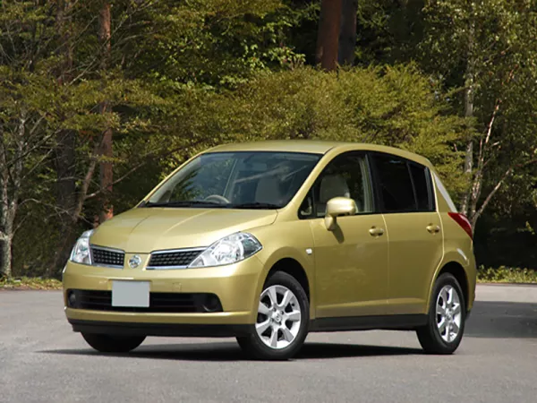 Dịch vụ thay Kính chắn gió xe Nissan Tiida tận nơi